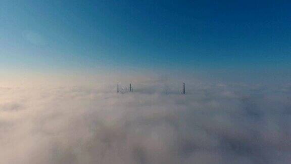 鸟瞰图在雾中飞翔在雾中飞翔航空摄影机镜头飞越云层向着太阳多雾的天气从上面看