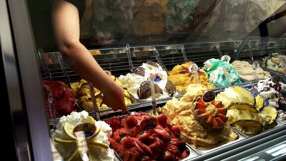 顾客在罗马冰淇淋店选择草莓冰淇淋