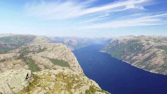 挪威吕瑟峡湾的讲坛摇滚Ryfylke最著名的旅游景点塔令人印象深刻的604米高于吕瑟峡湾鸟瞰图