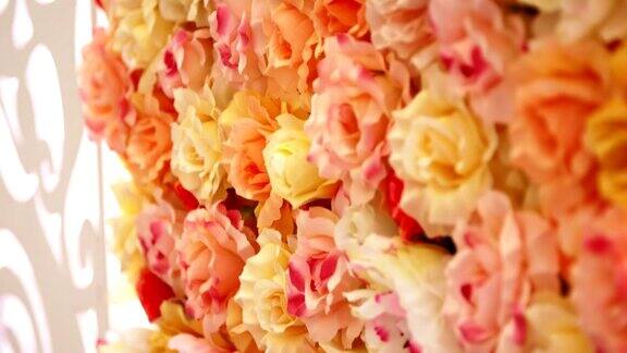 特写婚礼装饰节日装饰与花蕾的玫瑰美丽的墙的花蕾的橙色桃子玫瑰