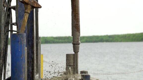 泥浆水从钻杆喷射缓慢运动