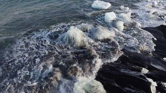冰岛钻石海滩上的冰