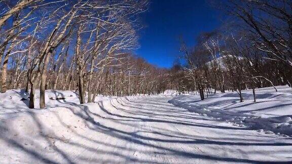 在冰雪覆盖的山路上行驶