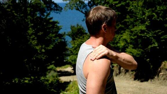 肩部疼痛一个男人在做按摩关节的问题