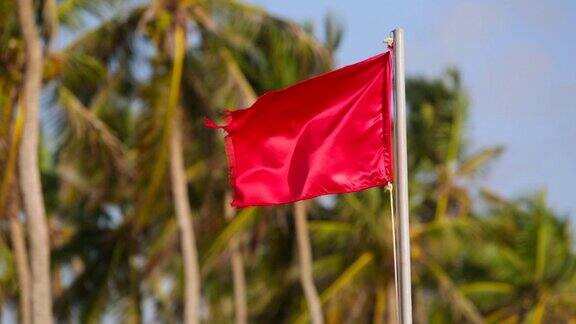 红旗在强风中飘扬的特写