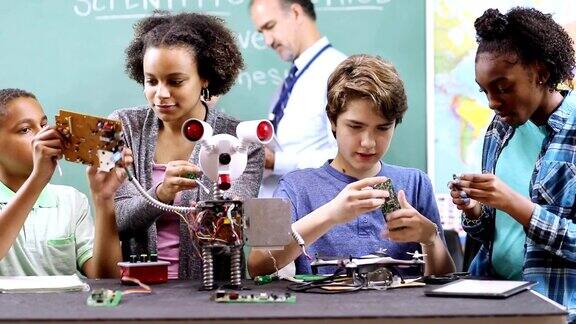 初中年龄的学生在技术、工程课上制造机器人