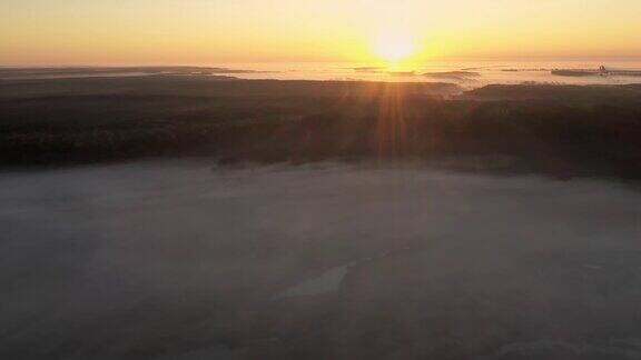 4K空中视角河上晴朗而有雾的早晨
