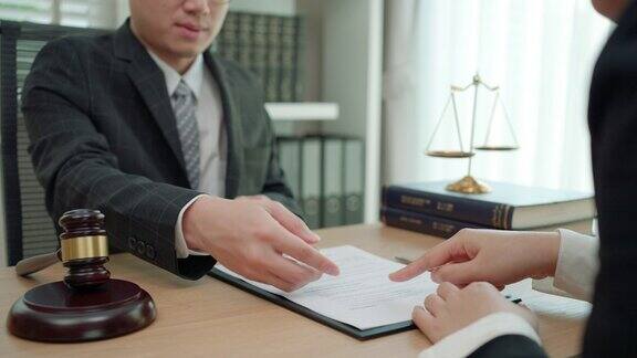 男律师与商务女性客户之间的良好服务合作在达成协议后握手法律和法律理念