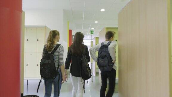 学生们穿过学校走廊