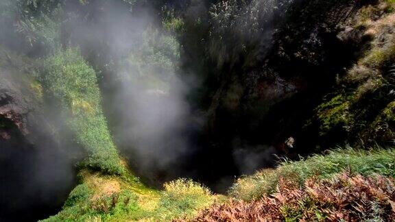 佛拉塔阿达地狱间歇泉之门在间歇泉谷堪察加半岛克罗诺茨基自然保护区