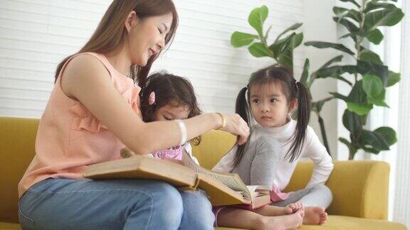 可爱的妈妈和她的孩子们一起读书