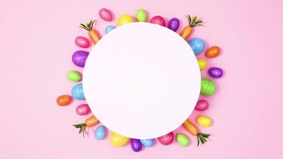 色彩鲜艳的复活节彩蛋出现在粉色背景的圆纸卡片下停止运动平铺