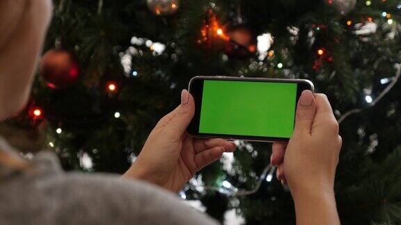 绿屏小玩意在圣诞树前4K2160p30fps超高清画面-绿屏手机在女人手中3840X2160超高清视频
