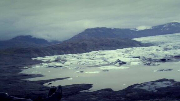 多民族夫妇享受惊人的景色冰川湖