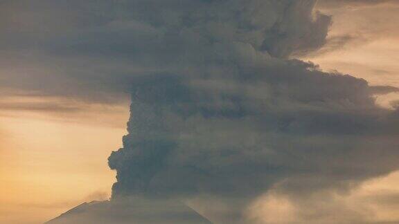 印度尼西亚金塔马尼火山爆发时间推移超延时4k巴厘岛