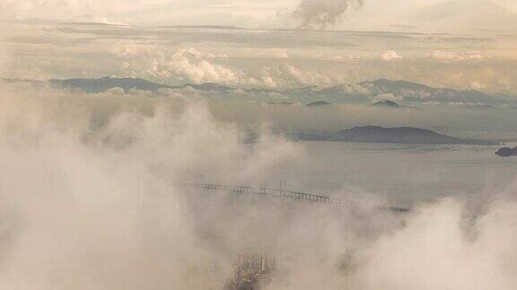 从槟城山上俯瞰槟城大桥的薄雾时间流逝
