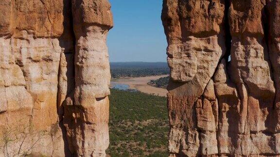 奇洛霍悬崖和伦德河展示了津巴布韦戈纳雷州国家公园的美丽风景