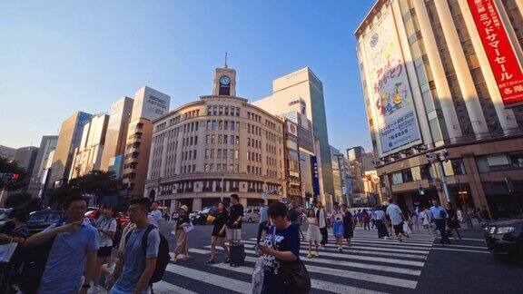 在日本东京银座地区的道路上有很多人和交通
