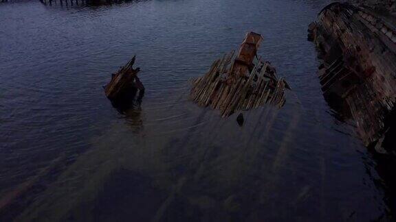 海上废弃的旧木船