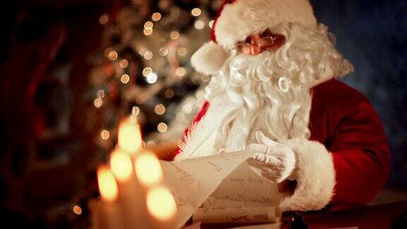 圣诞老人在写信