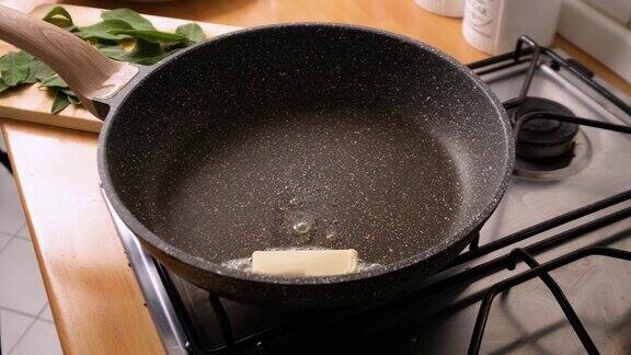 黄油在煎锅里融化