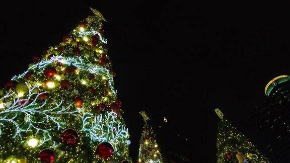 圣诞树上的通勤行人在夜晚在户外发光