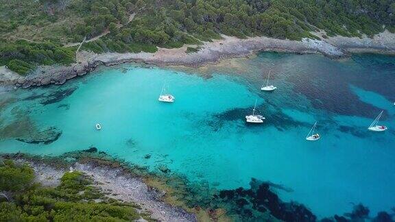 马略卡岛蓝绿色地中海上的船只和游艇的航拍