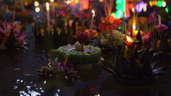 水面上漂浮着很多木鳖庆祝一个传统的泰国节日-LoyKrathong