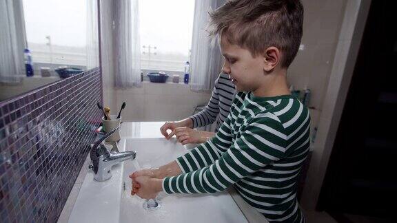 小男孩洗手要彻底