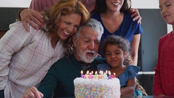 多代拉美裔家庭在家里一起庆祝祖父的生日