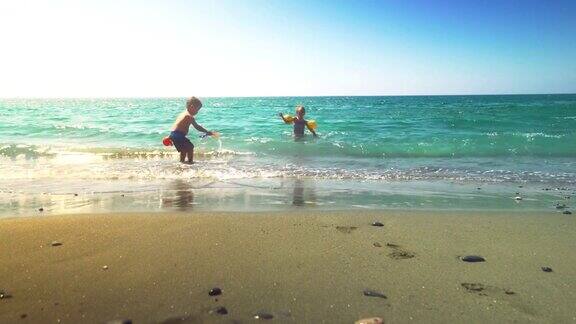 在塞浦路斯海滩上玩耍的孩子们