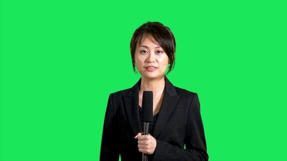 绿色屏幕上乐观的亚洲新闻记者