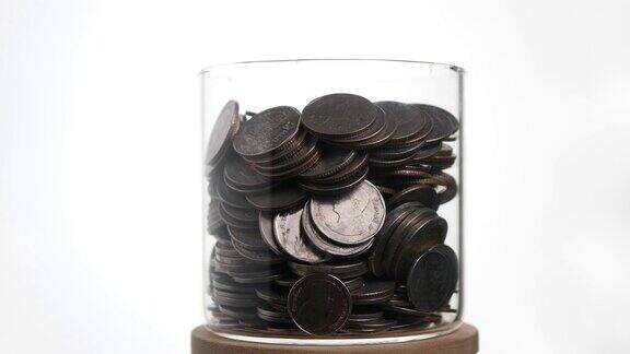 硬币在玻璃杯里慢慢地旋转金融