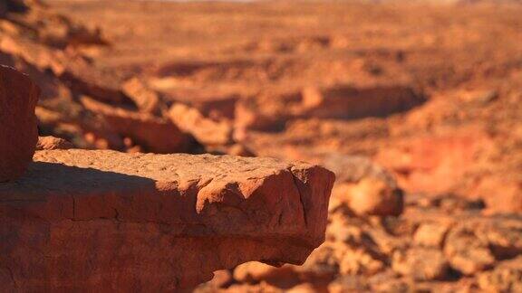 峡谷的沙漠山脉中的岩架