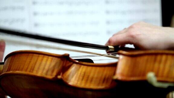 音乐家拉小提琴的特写古典音乐