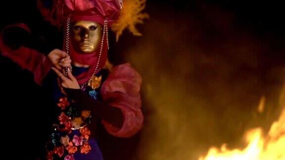 化妆舞会上那个穿着威尼斯服装的女孩的脸上藏着一个神秘的面具在夜晚与火共舞舞蹈概念构思