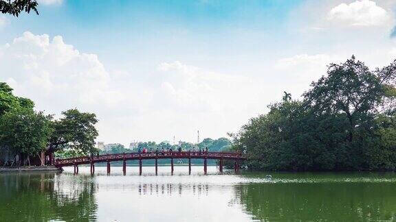 红桥和蓝天的风景Huc桥上的还剑湖河内越南时间流逝视频