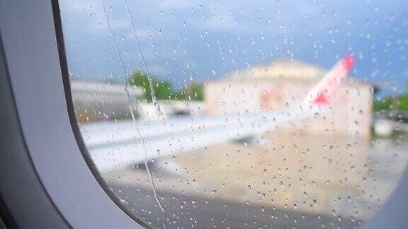 窗户视图机翼飞机运行在跑道上与雨