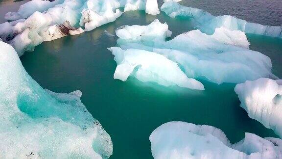 冰岛Jokulsarlon冰川泻湖清晨鸟瞰图