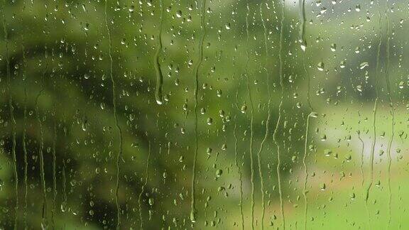 小雨打在玻璃上夏天的雨雨滴沿着窗户落下外面雨窗口淋浴坏天气平静放松的冥想宁静的背景雨天秋天忧郁悲伤孤独