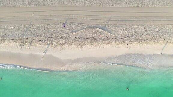 无人机拍摄的沙滩水线上的垂直视频