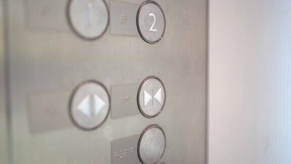 女人用手按电梯按钮