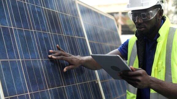 技术员检查太阳能电池板