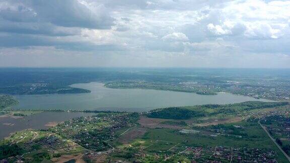 无人机飞过莫斯科斯卡亚州的农村地区和湖泊