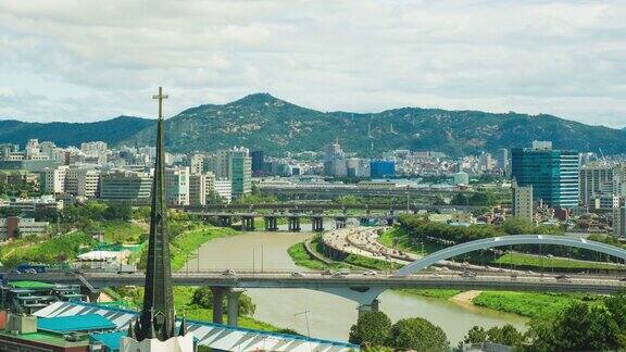 以首尔城市景观为背景的高速公路交通的延时拍摄韩国
