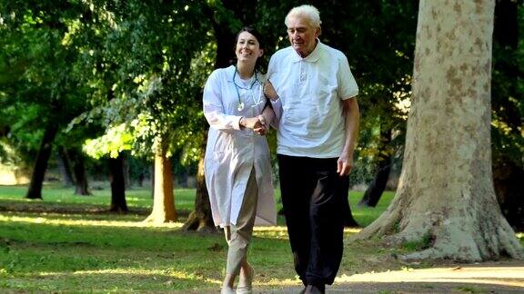 医生护士照顾老人女孩(妇女)和爷爷坐在公园里散步呼吸新鲜的空气