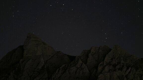 在夜空中以银河为背景的地球人造卫星人类通信技术间隔拍摄录像