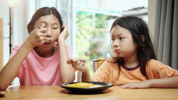 亚洲女孩在家一起吃自制的明胶甜食生活理念