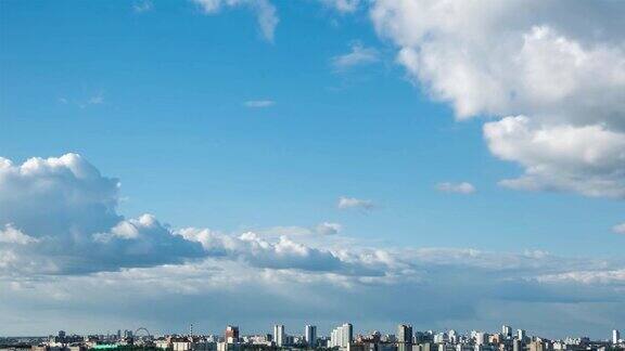 云在城市上空飘荡