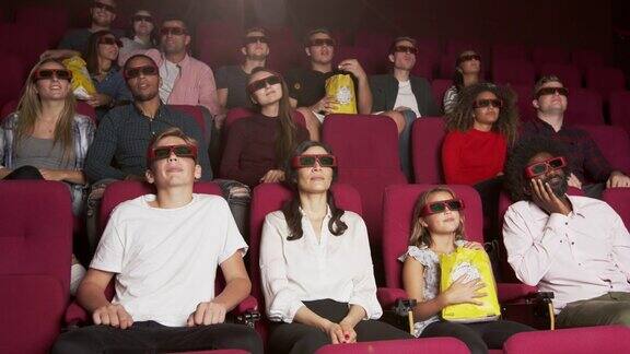 观众在电影院观看在R3D拍摄的3D电影